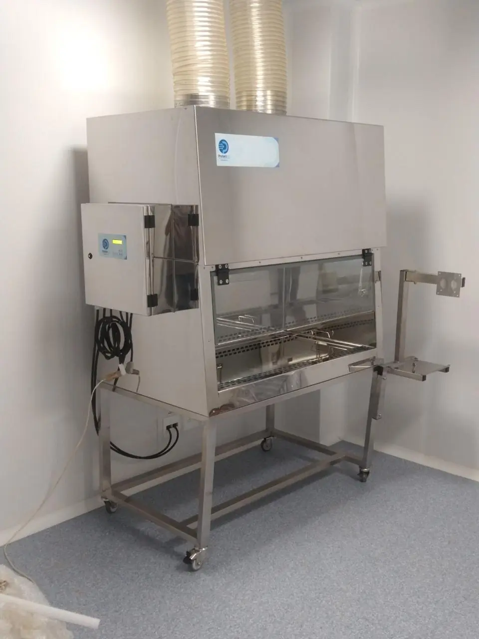 Cabine de segurança biológica Protect Air instalada em sala de ambiente controlado